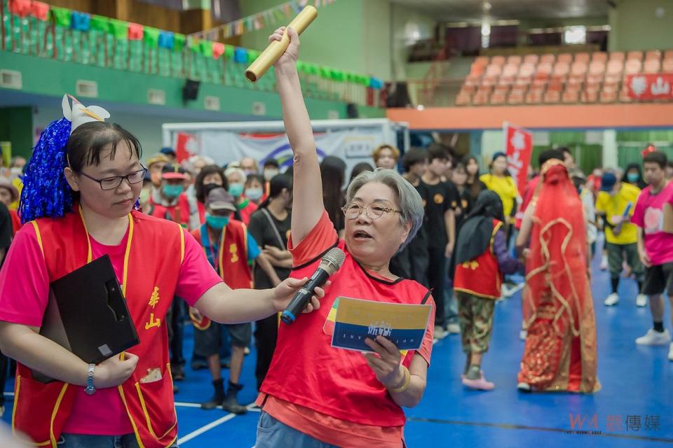 現場嘉義縣政府社會局局長張翠瑤、新港鄉長葉孟龍、義竹鄉長黃政傑、新港國中校長林婉玲、縣議員黃啟豪、陳文忠、簡嘉億、林岱杰等多位秘書都到場與長輩同樂，一起進行趣味競賽，帶領全場合計逾萬歲的老人進行趣味競賽，大展身手。