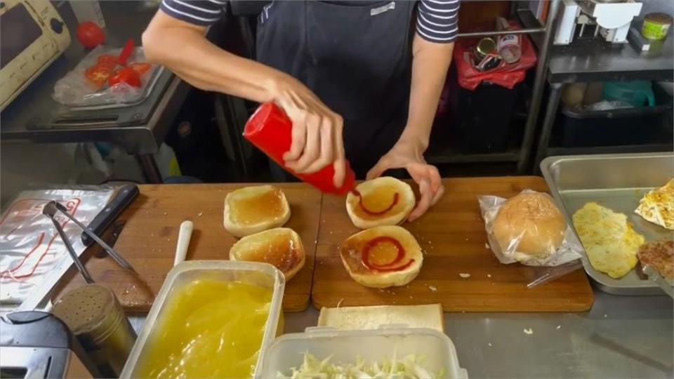 台灣趴趴走／這間早餐店跟英國哈利王子有關？台南蝸牛巷內品項簡單的手作漢堡三明治！