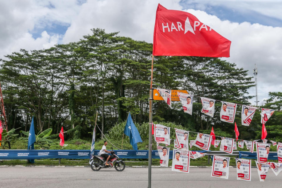 A flag war between Perikatan Nasional and Pakatan Harapan contesting in the 15th Johor state election in N45 Stulang, Johor Baru, March 9, 2022. — Picture by Hari Anggara