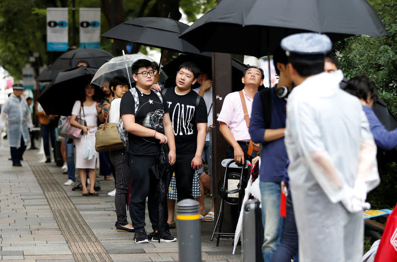 People wait in line outside an Apple store to purchase Apple's new iPhone 7 and 7 Plus at Tokyo's Omotesando shopping district, Japan, September 16, 2016. REUTERS/Issei Kato