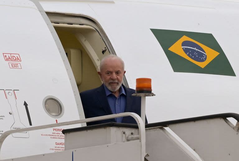 El presidente Luiz Inacio Lula da Silva baja del avión en Ciudad de México, donde asistió a la jura de Claudia Sheinbaum. (Alfredo ESTRELLA / AFP)