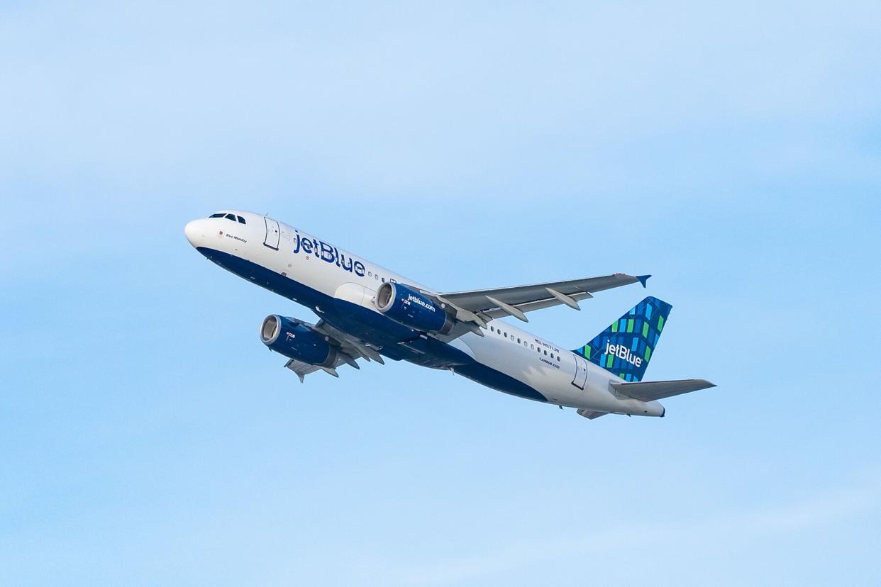 JetBlue Airways Airbus A320-232 takes off from Los Angeles international Airport