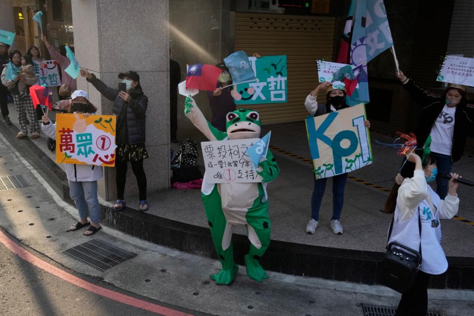 2024年1月10日，台灣新北市街頭等待民眾黨總統候選人柯文哲拜票的民眾。美聯社