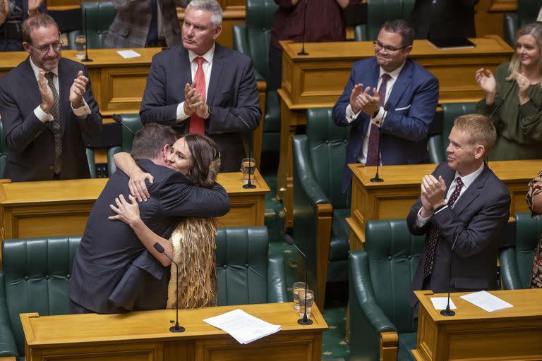 Jacinda Ardern es saludada por el ministro de Finanzas, Grant Robertson, en el Parlamento de Nueva Zelanda, en Wellington. (Mark Mitchell/New Zealand Herald via AP)