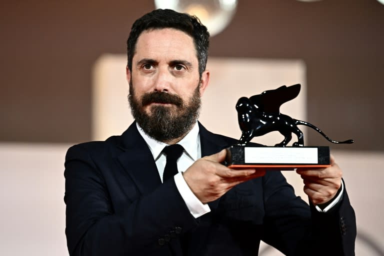 El director chileno Pablo Larraín posa con el premio al mejor guión en la Mostra de Venecia, obtenido junto a su compatriota Guillermo Calderón por su cinta "El Conde", el 9 de septiembre de 2023 (GABRIEL BOUYS)