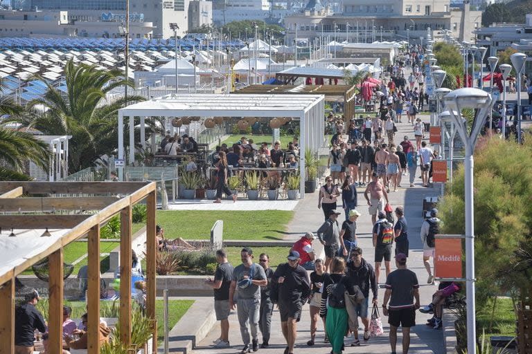 La propuesta gastronómica de Mar del Plata es muy amplia, incluye la posibilidad de disfrutar de platos muy cerca de la playa