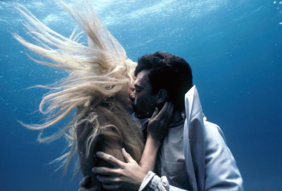 Daryl Hannah and Tom Hanks kiss underwater