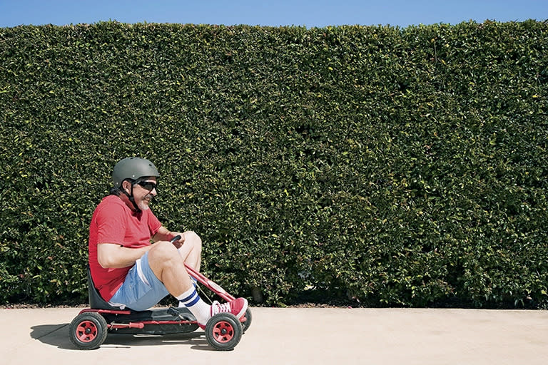 Un hombre juega con un carrito infantil. “La deficiencia de juego es un fenómeno muy real”. (Fang Xia Nuo / Getty)