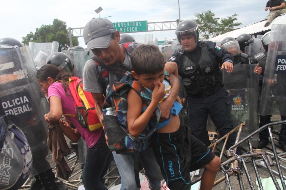 FOTOS | Migrantes rompen cerco fronterizo e ingresan a México