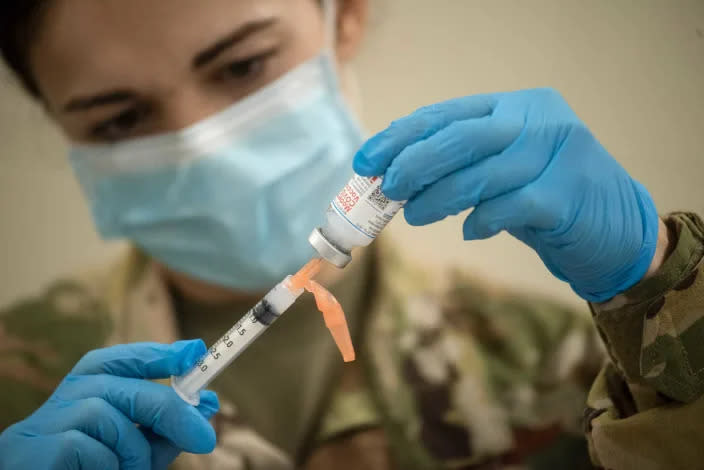 La capitana Brandy Lee se prepara para administrar la vacuna contra la COVID-19 de Moderna en las instalaciones del Ala de Transporte Aéreo 172d de la Guardia Nacional de Misisipi en Flowood en 2020.