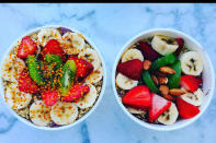 <p>Voici une photo d’un « acai bowl », un smoothie en bol à base d’acai (une baie venant d’Amérique du sud). On y trouve des morceaux de fraises et de bananes, ainsi que des amandes et du pollen.<br>Crédit photo : Instagram @kealynne </p>