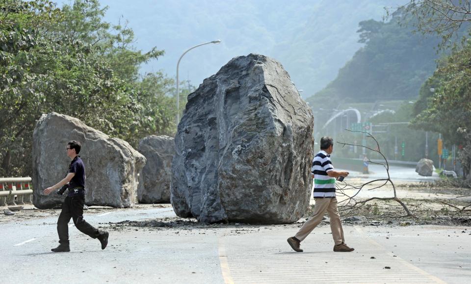 蘇花公路路段受災狀況嚴重，花蓮縣秀林鄉台九線一四七K路段巨石擋路，場面怵目驚心。記者杜建重／攝影