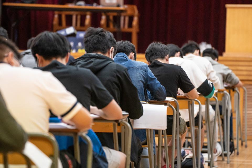 中學文憑試DSE今日放榜，考評局指中文及通識科整體有進步，中文達3級或以上考生，比上年升1.5個百分點。