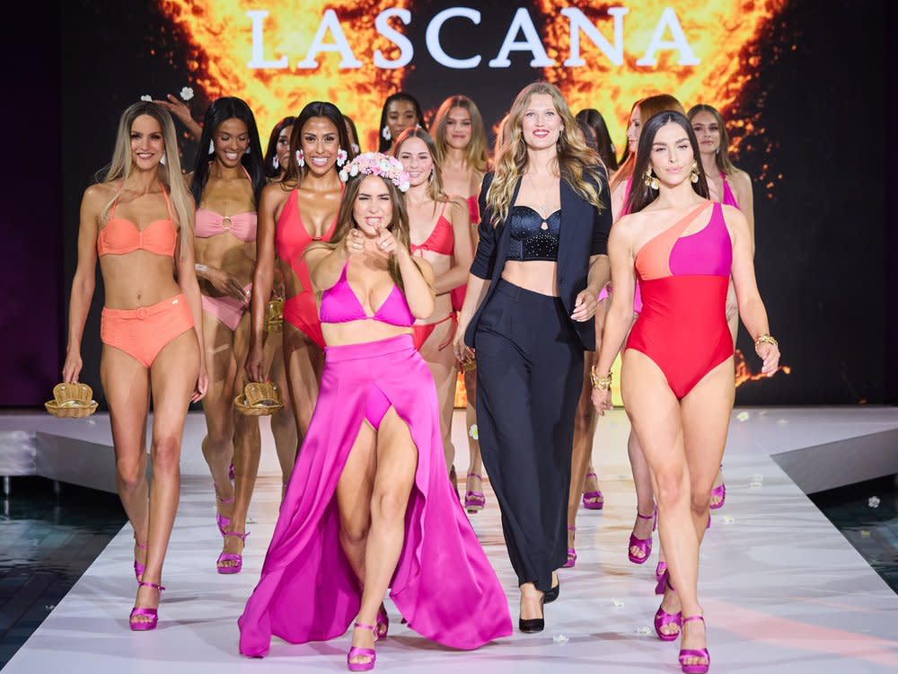 Toni Garrn führt die Model-Riege über den Laufsteg. (Bild: Getty Images x LASCANA)