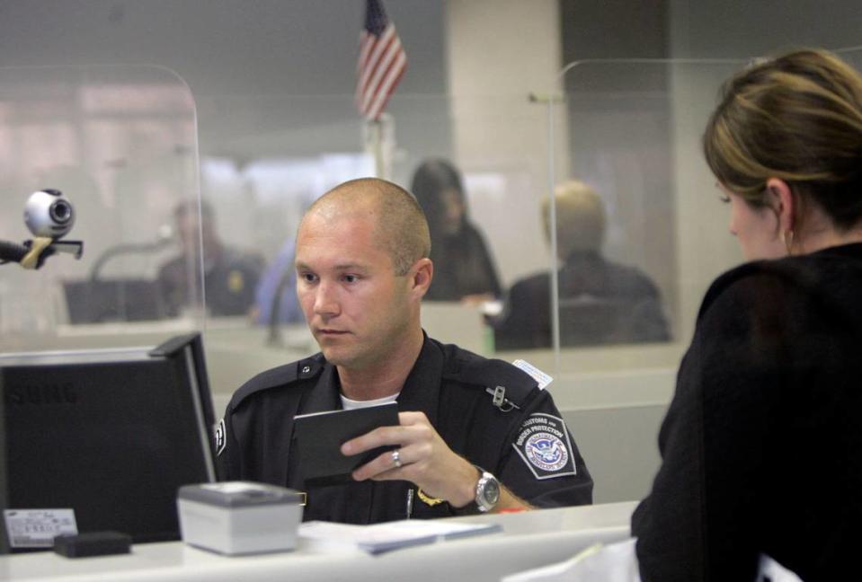 En esta imagen de archivo, un agente de Aduanas revisa la visa de un viajero en el Aeropuerto Internacional de Ft. Lauderdale-Hollywood.