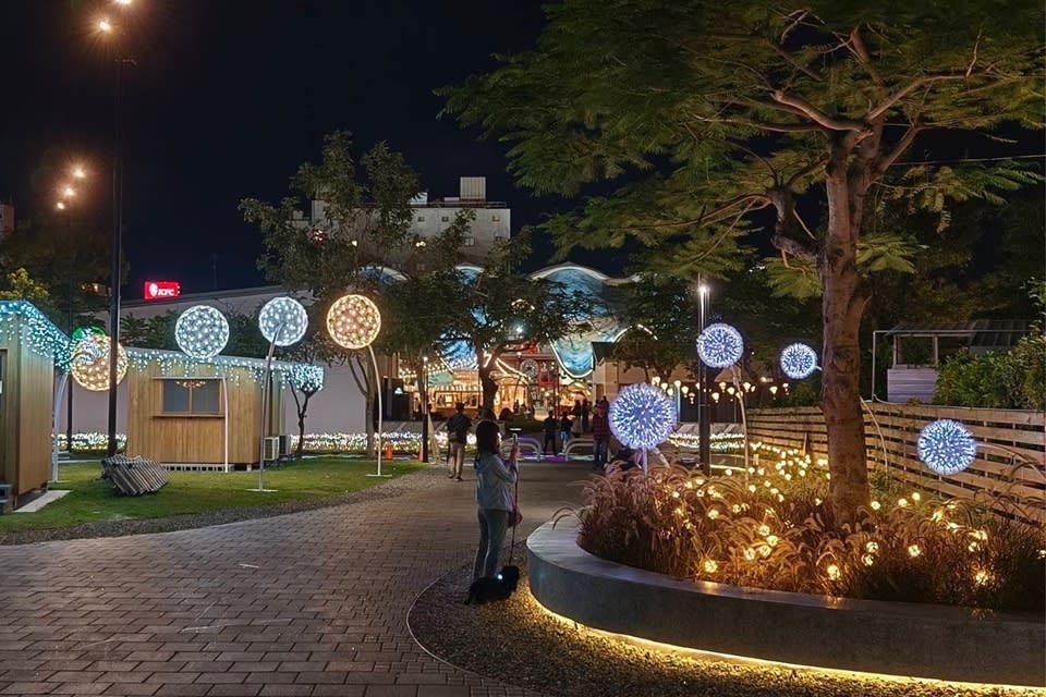 臺東縣政府推出「2024鐵花燈之祭」，規劃「繁花盛宴」主題系列燈飾，4日正式登場。