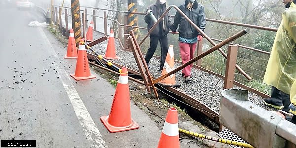 山區道路天雨路滑 太平山木棧道遭撞毀。<br /><br />（圖：警方提供）