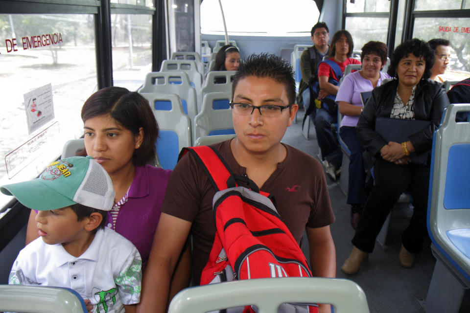 Pasajeros en un bus de Ciudad de México (Foto: Jeffrey Greenberg/Universal Images Group via Getty Images)