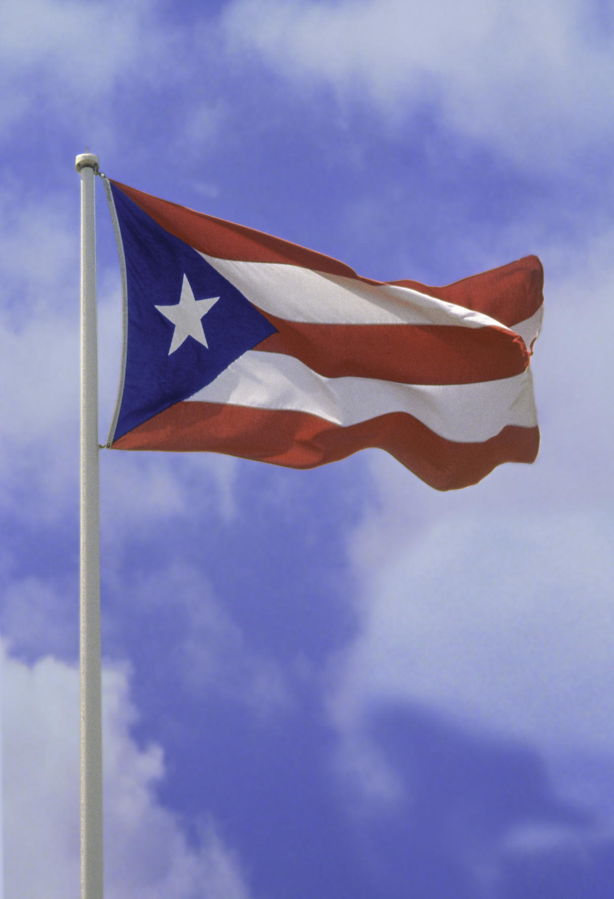 A police officer is under investigation for not helping a woman who was harassed for wearing a shirt with a Puerto Rican flag. (Photo: Getty Images)