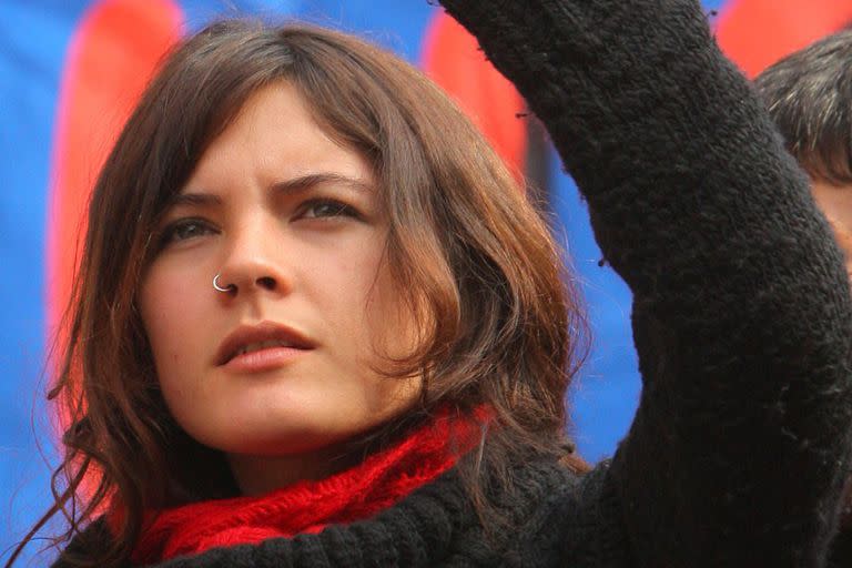 La belleza de Camila Vallejo se destaca junto a sus ideas claras y firmes sobre el movimiento estudiantil chileno