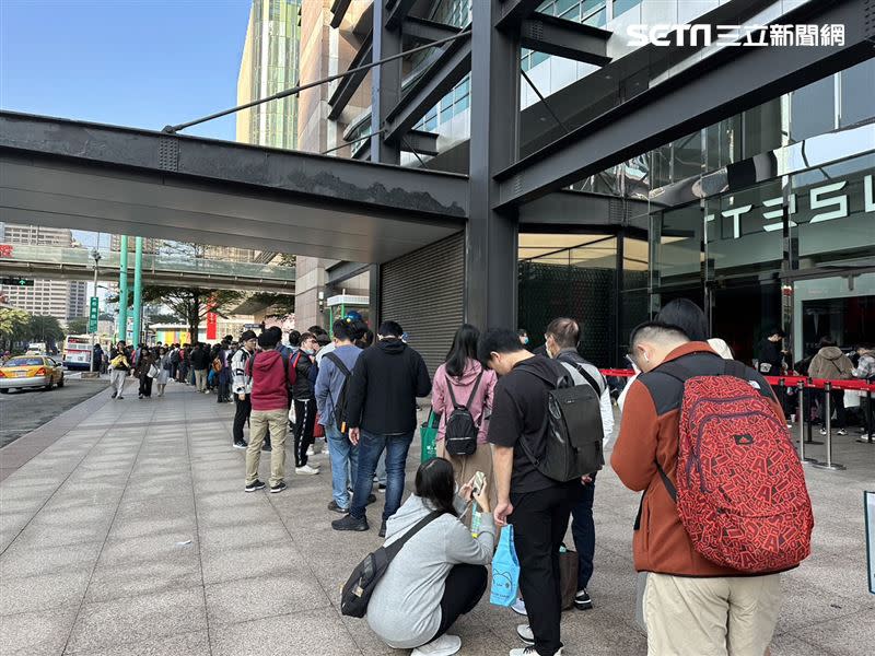 寶可夢中心今(8)日開幕！營業時間都還沒到，排隊人潮已看不到盡頭。（圖／記者劉沛妘攝影）