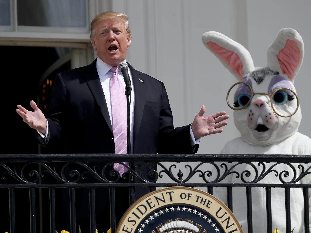 <p>El presidente de Estados Unidos, Donald Trump, acompañado por una persona vestida como el Conejo de Pascua, da la bienvenida a los invitados con comentarios de apertura durante el 141 ° Rollo de Huevos de Pascua en el Jardín Sur de la Casa Blanca el 22 de abril de 2019 en Washington, DC. Se espera que unas 30.000 personas asistan a la tradición anual de hacer rodar huevos de colores por el jardín sur de la Casa Blanca que se remonta a la administración de Rutherford B. Hayes en 1878. </p> (Foto de Win McNamee / Getty Images)