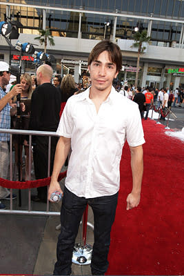 Justin Long at the Hollywood premiere of Warner Bros. Pictures' Fred Claus