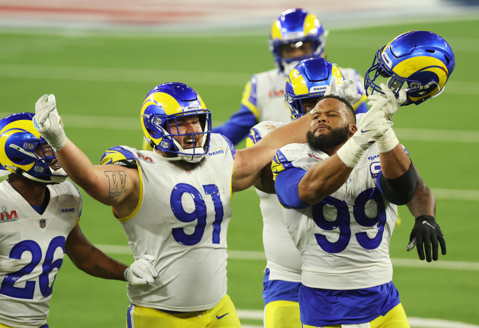 Aaron Donald #99 y Greg Gaines #91de Los Angeles Rams en la jugada que definió el Super Bowl LVI (Photo by Rob Carr/Getty Images)