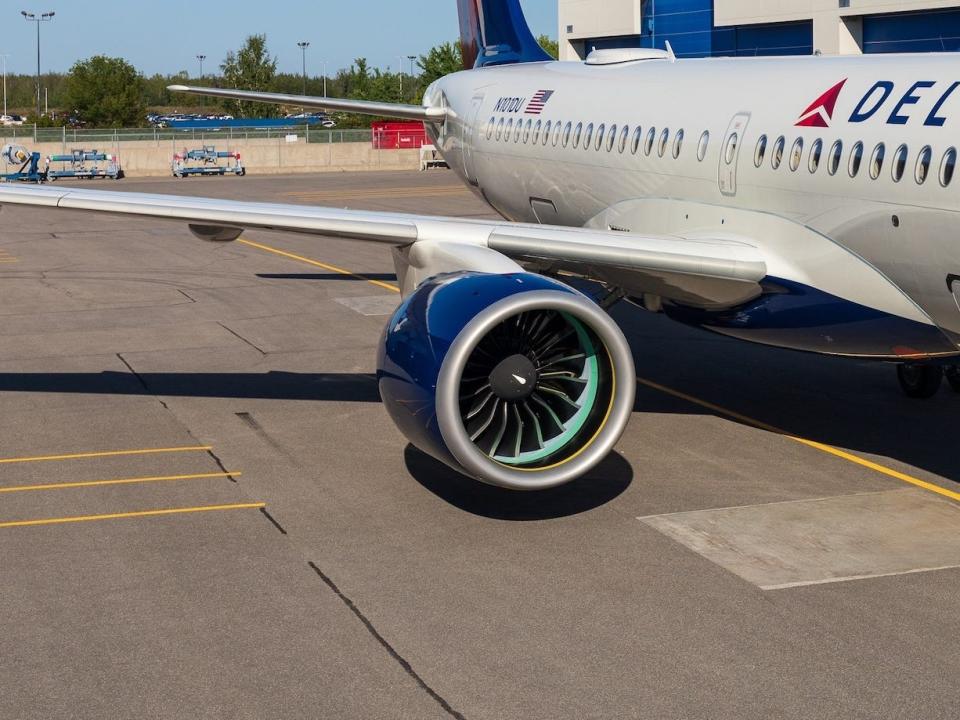 Delta A220.