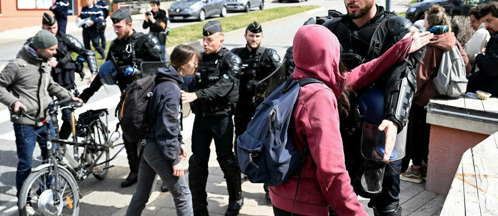 Une centaine de manifestants se sont mobilisés à Savines-le-Lac.  - Credit:NICOLAS TUCAT / AFP