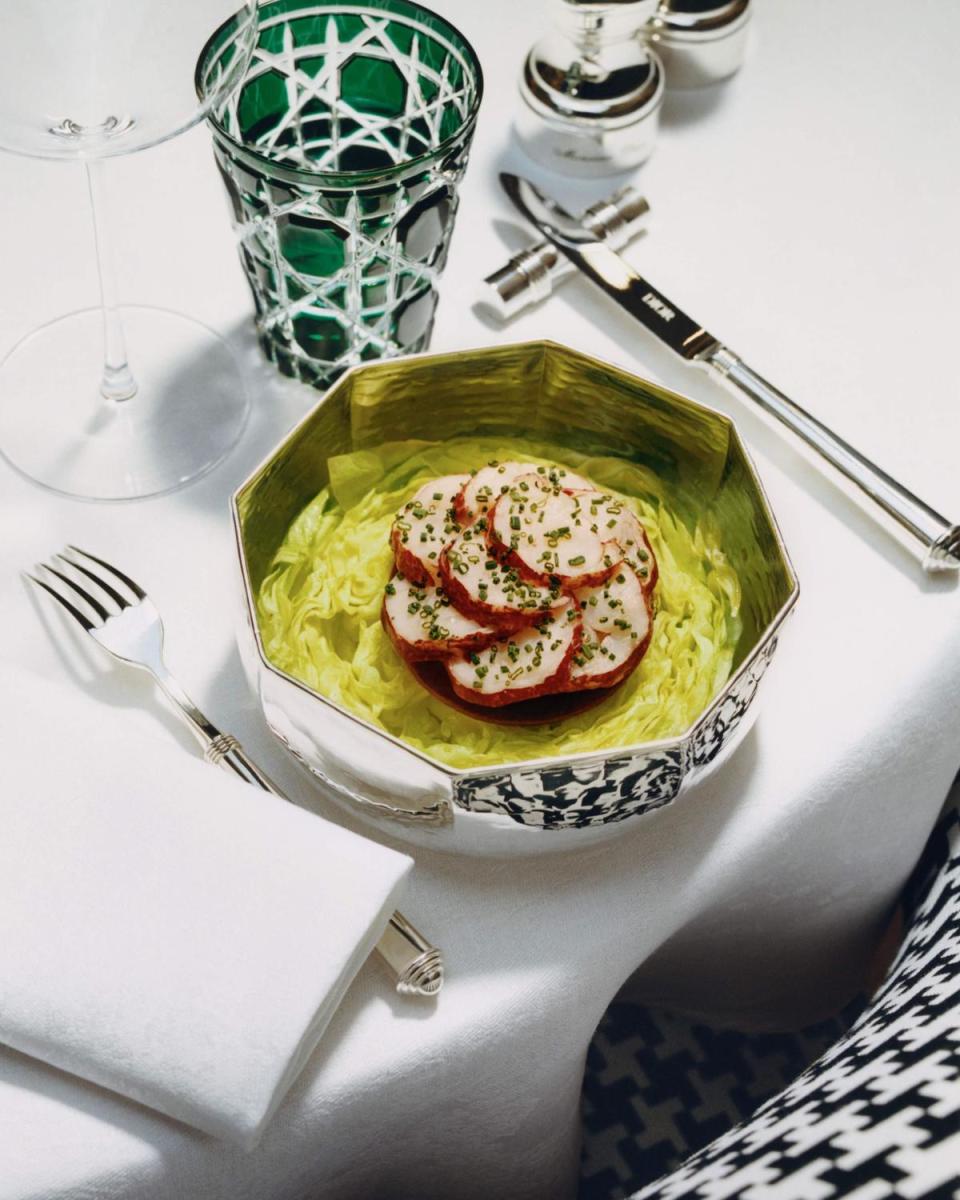 DIOR Maison餐具系列搭配佳餚，盡顯品牌珍視的待客之道。（迪奧提供）