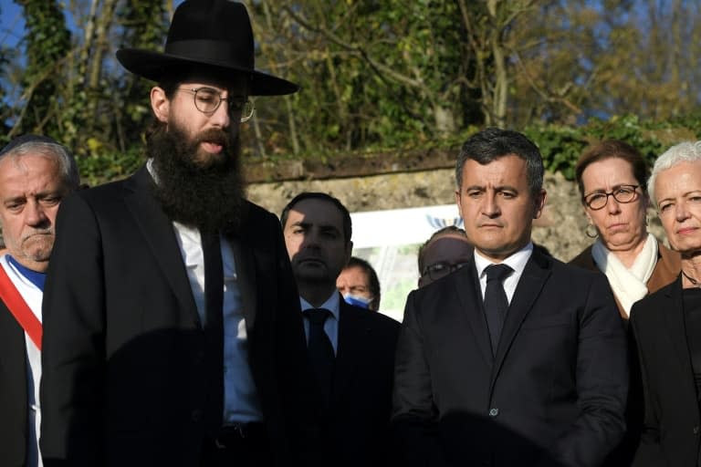 Gérald Darmanin, le grand rabbin de Strasbourg Harold Abraham Weill lors d'une cérémonie au cimetière juif de Sarre-Union dans le Bas-Rhin le 28 octobre 2021 - Frederick FLORIN © 2019 AFP