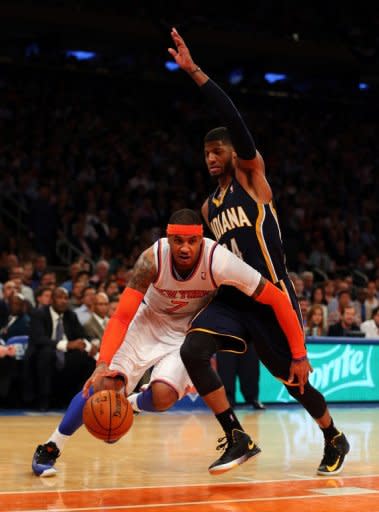 Carmelo Anthony intenta irse de Paul George en el partido del jueves 16 de mayo en Nueva York. Los San Antonio Spurs se clasificaron para la final de la Conferencia Oeste de la NBA tras eliminar a los Golden State Warriors el jueves por la noche, mientras los New York Knicks se mantuvieron con vida ante los Indiana Pacers en la Conferencia Este. (AFP/Getty Images | Elsa)