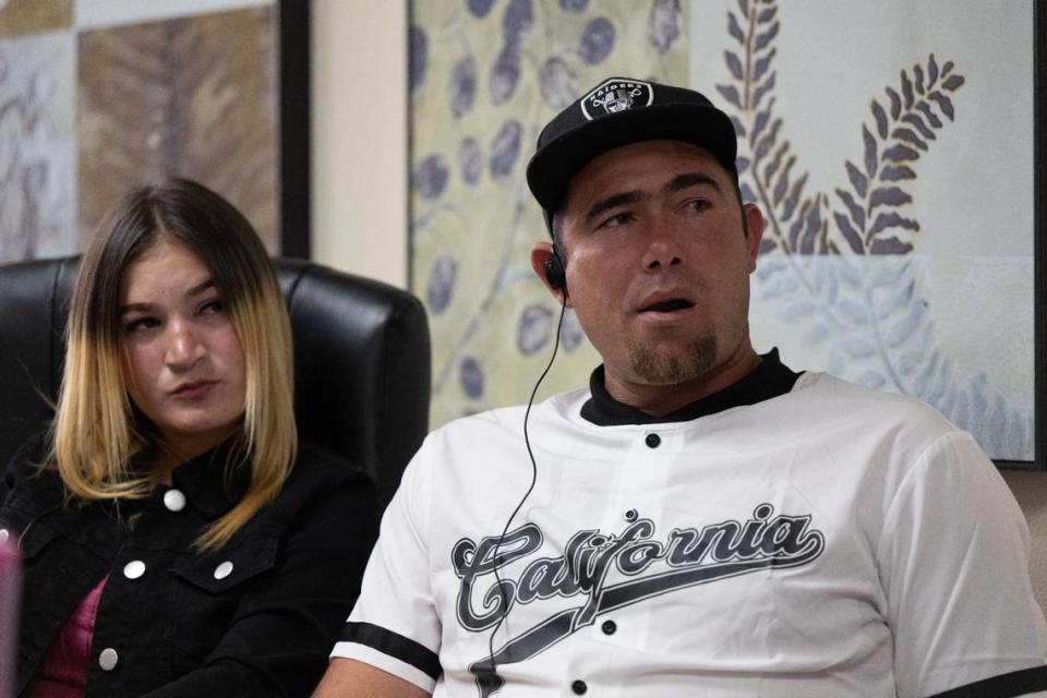 Olglaivis Barrios y Jorge Gil Laguna escuchan un debate sobre el visado U para víctimas de actividades delictivas. Barrios y su compañero Laguna fueron trasladados a Sacramento el año pasado con un grupo de inmigrantes bajo falsos pretextos.