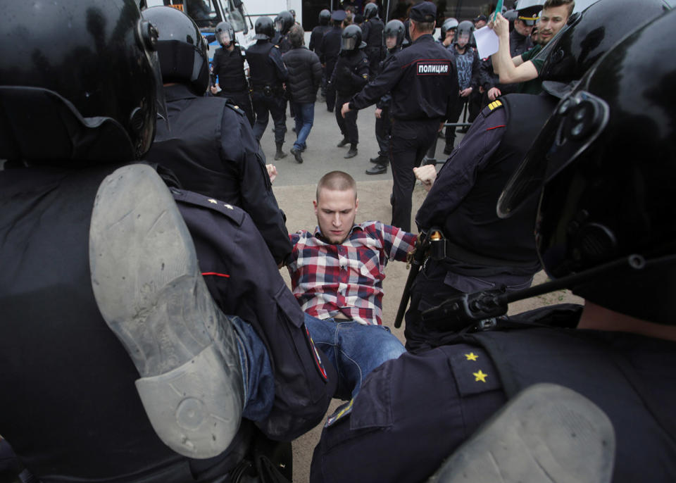 <p>Riot police detain a demonstrator during an anti-corruption protest in central St. Petersburg, Russia, June 12, 2017. (Anton Vaganov/Reuters) </p>