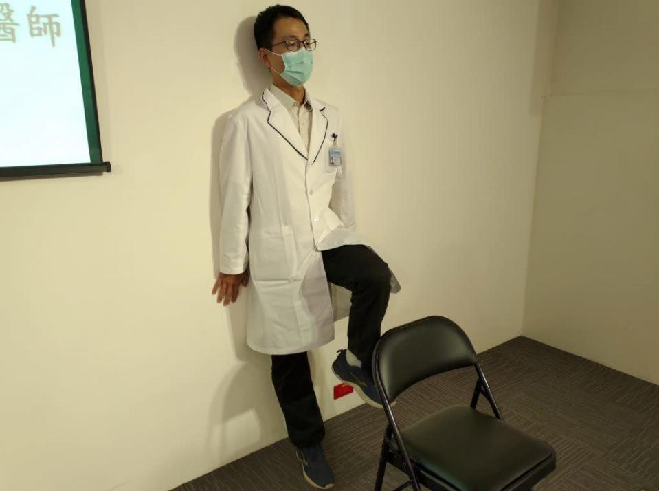 Hip flexion against the wall, heels 5-8cm away from the wall, shift the center of gravity to the side of the body, flex the opposite hip 90 degrees, stop for 5 seconds and repeat 10 times.  (Photo by reporter Chen Jinlong)