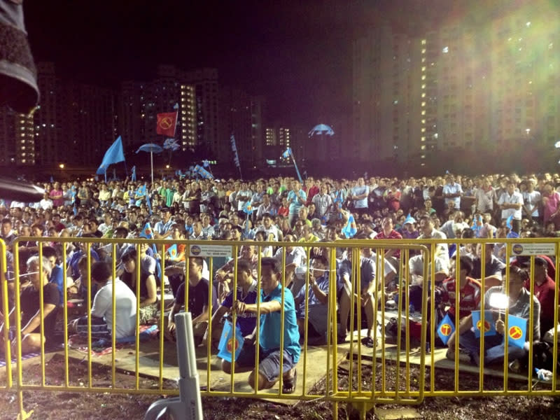 An estimated 8,000 show up for the WP's third and finaly rally. (Yahoo! photo)