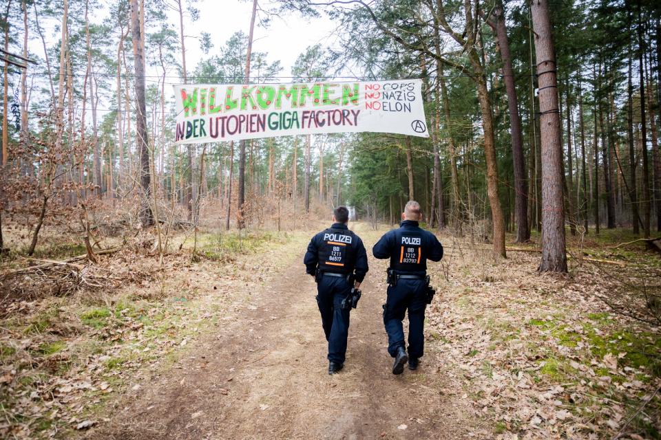 Die Landesregierung in Brandenburg will das Protestcamp mit Auflagen belegen. "Tesla stoppen" wehrt sich mit einem Eilantrag dagegen. - Copyright: picture alliance/dpa | Christoph Soeder