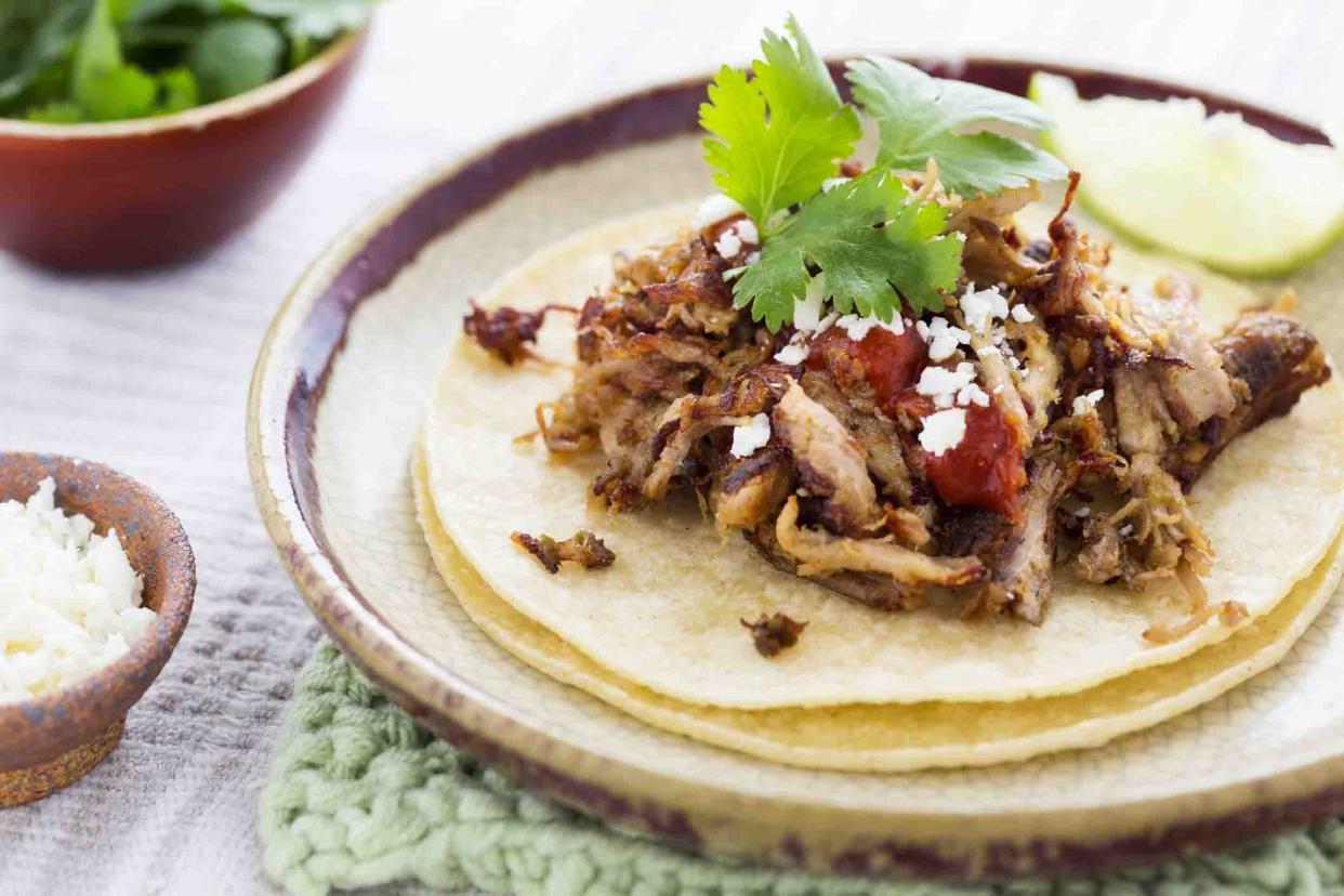 carnitas tacos with lime and cheese