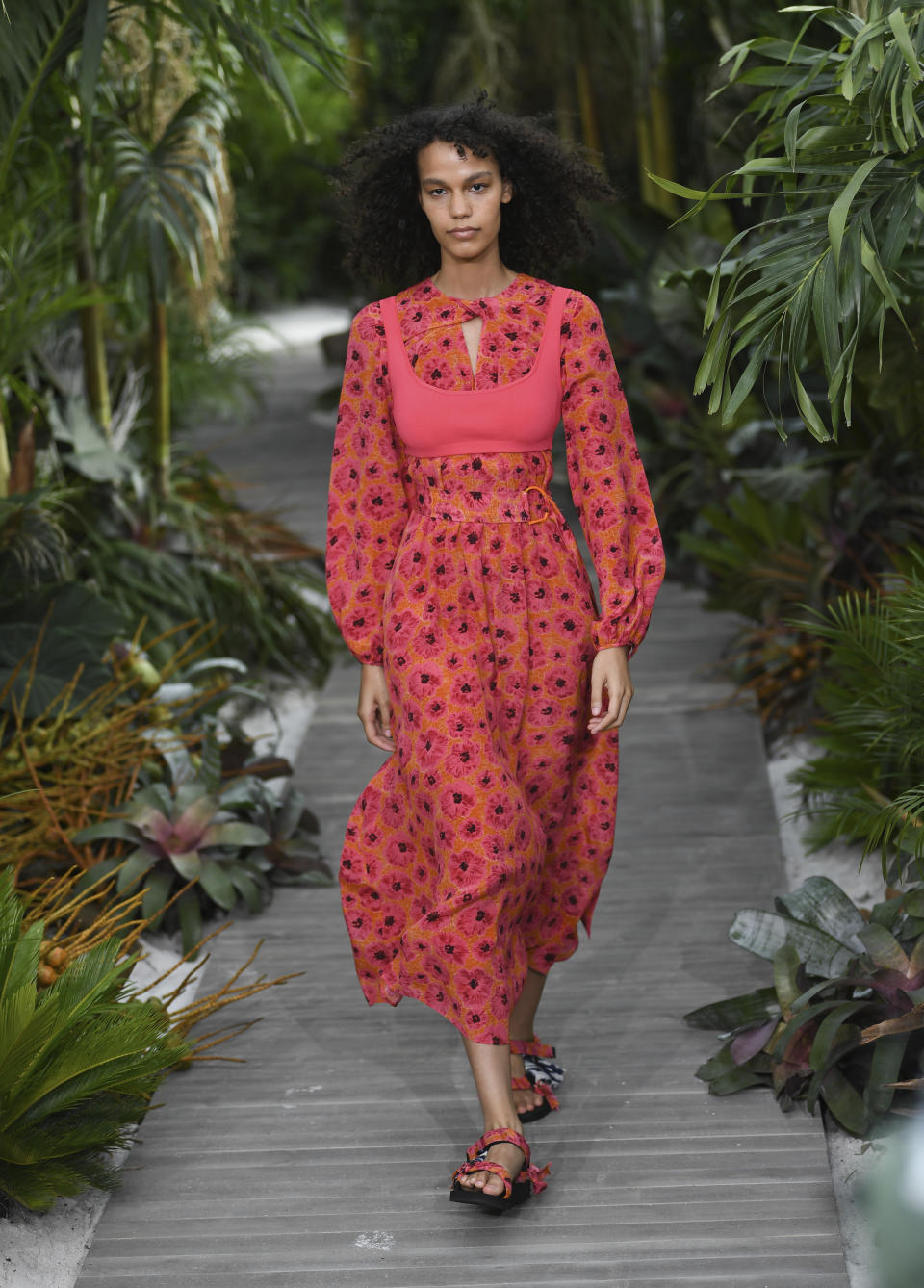 Una modelo recorre la pasarela durante la presentación de la colección primavera-verano 2021 de Jason Wu en la Semana de la Moda de Nueva York, el domingo 13 de septiembre del 2020 en Nueva York. (Foto por Evan Agostini/Invision/AP)