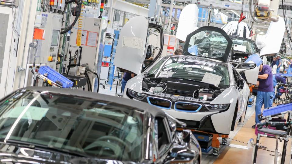 Mitarbeiter im BMW-Werk Leipzig arbeiten in der Montage des i8. Die deutsche Autoindustrie ist nach den Corona-Lockdowns wieder in Fahrt gekommen.