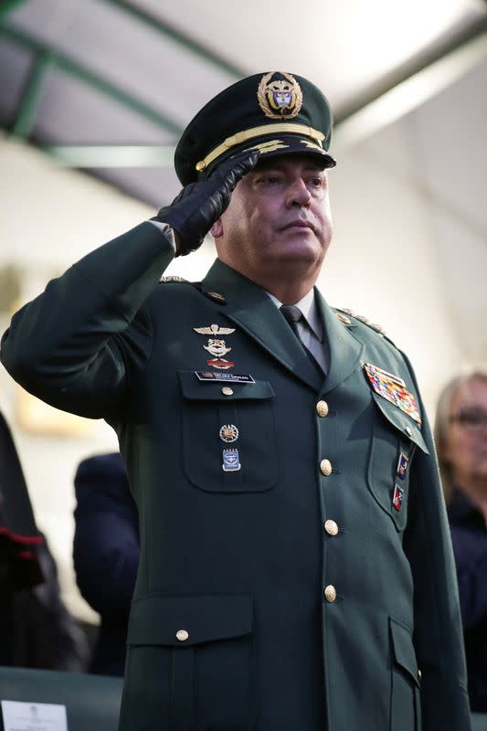 Foto de archivo. El comandante de las Fuerzas Militares de Colombia, general Helder Fernan Giraldo, atiende una ceremonia en la Escuela General José María Córdova, en Bogotá