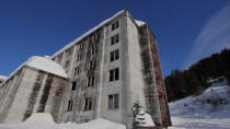 PIC FROM CATERS NEWS - (PICTURED; Logan Imlach jumping out of the building) Most people prefer to ski on big snowy slopes, but as this jaw dropping video shows, Logan Imlach is no ordinary Skiier. Shot in Alaska by native Matt Wild, the two minute clip shows Logan skiing through a five floor tower block navigating the winding staircases and even jumping out of windows. Both Matt and Logan work in an oil field, where they work the same three week shift. SEE CATERS COPY.