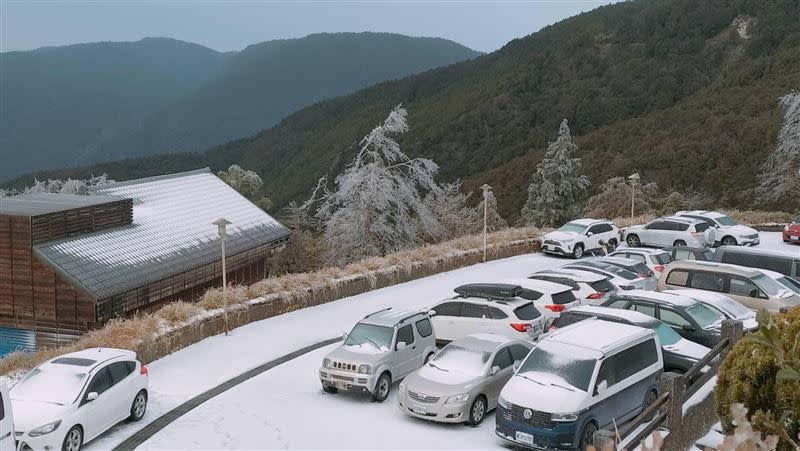 上波寒流讓太平山降下白雪，有網友上山過夜在車內等雪，沒想到隔天起來受困車內。（圖／翻攝臉書社團）