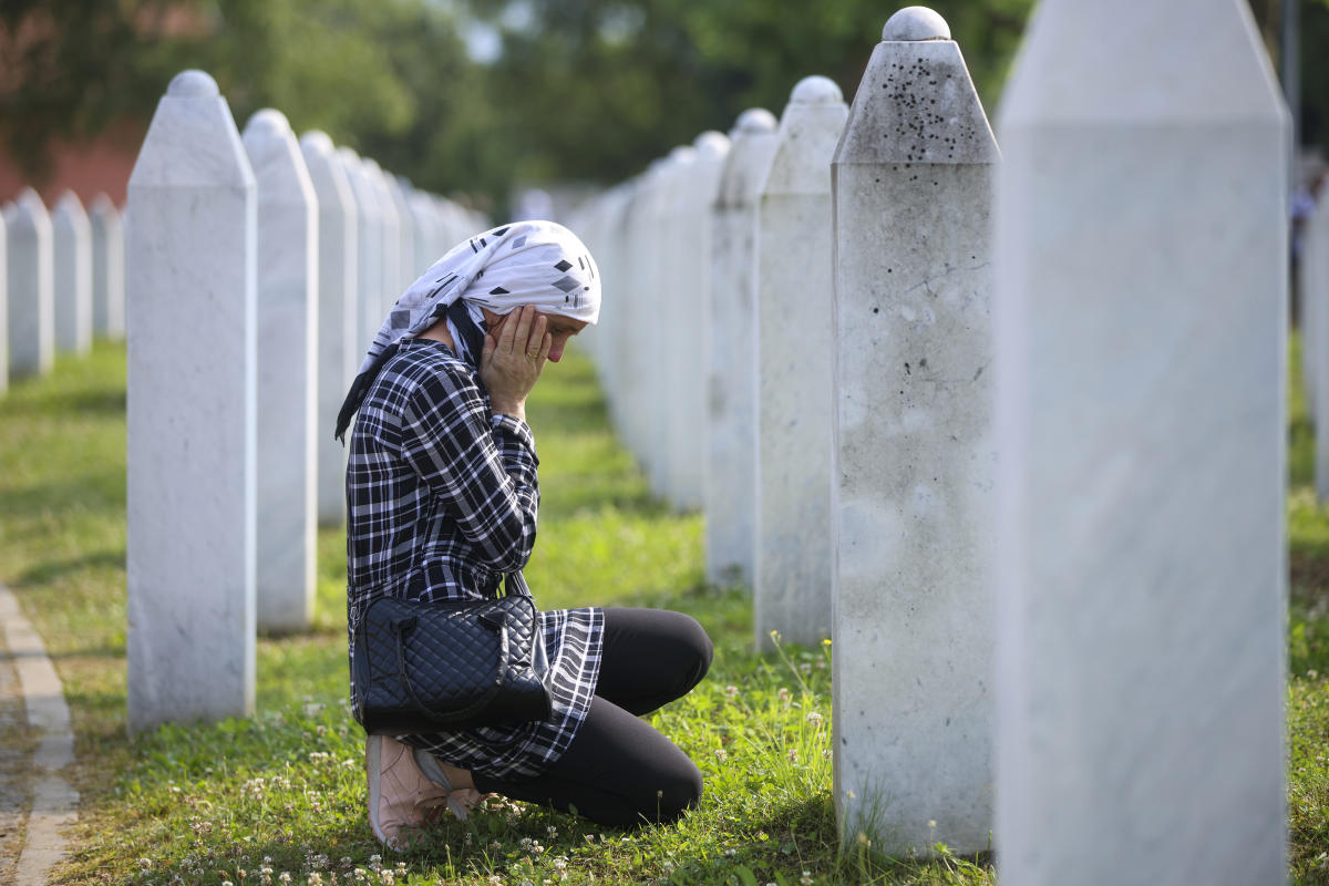 Tausende versammeln sich in Bosnien und gedenken des Jahrestages des Massakers von Srebrenica im Jahr 1995