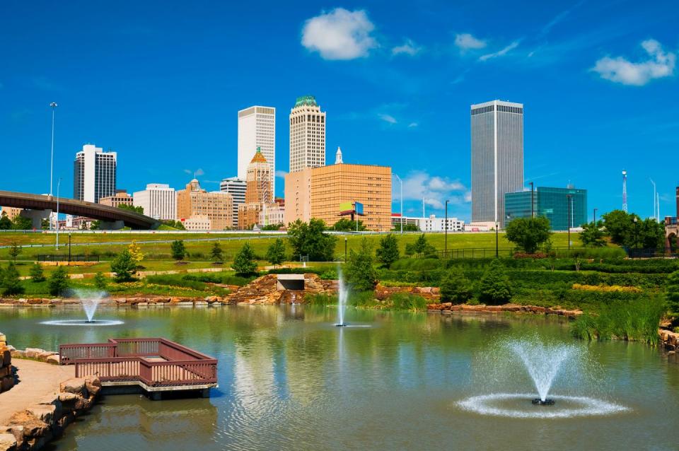 tulsa skyline, pond, and fountains