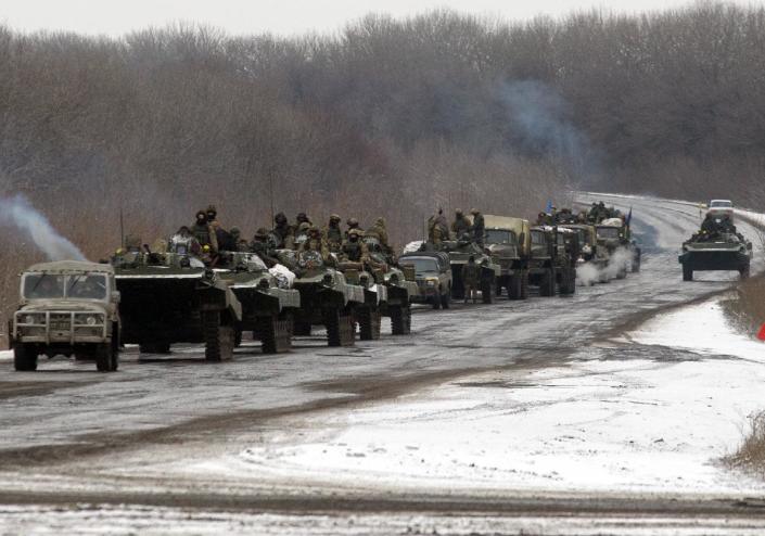 A column of Ukrainian forces roles to Debaltseve as it moves near the eastern town of Artemivsk, in the Donetsk region on February 10, 2015 (AFP Photo/Volodymyr Shuvayev)
