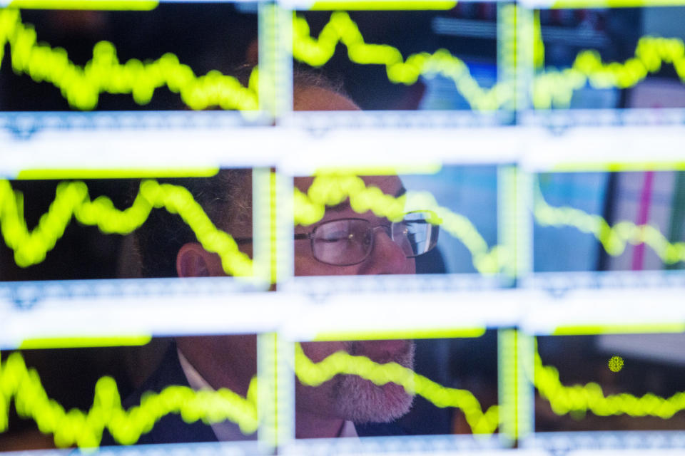 A trader looks up at charts on his screen just before the end of trading for the day on the floor of the New York Stock Exchange, November 18, 2013.  REUTERS/Lucas Jackson   (UNITED STATES - Tags: BUSINESS)