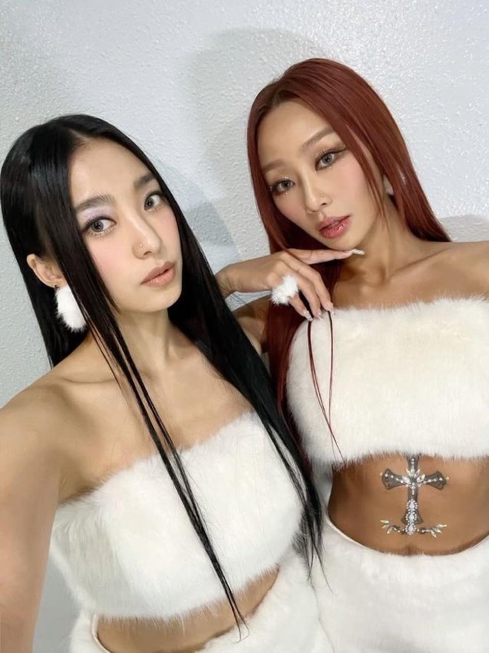 孝琳（右）與寶拉以「SISTAR19」再度展現二代女團的性感威力。（網路圖片）