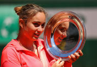 Comenzó a destacar desde muy joven y rápidamente la señalaron como una de las grandes promesas del tenis español. En 2015, con 17 años, alcanzó la tercera ronda del Masters de Miami y posteriormente se proclamó campeona del torneo de Roland Garros en categoría júnior. (Foto: Clive Brunskill / Getty Images).